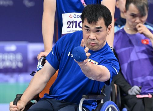 공 던지는 정성준(파리=연합뉴스) 공동취재단 = 보치아 국가대표 정성준이 2일(한국시간) 프랑스 파리 사우스 아레나1에서 열린 2024 파리 패럴림픽 보치아 남자 개인(스포츠등급 BC1) 결승에서 공을 던지고 있다.