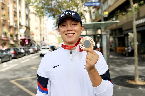 주정훈의 빛나는 동메달(파리=공동취재단) 2024 파리 패럴림픽 태권도 동메달리스트 주정훈(오른쪽)이 3일(한국시간) 프랑스 파리 시내에서 기념 촬영하고 있다.
