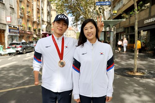 주정훈과 김예선 감독(파리=공동취재단) 2024 파리 패럴림픽 태권도 동메달리스트 주정훈(왼쪽)이 3일(한국시간) 프랑스 파리 시내에서 김예선 감독과 기념 촬영하고 있다.