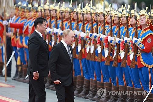 몽골의 푸틴 대통령(오른쪽) 방문 환영 행사[AFP 연합뉴스]