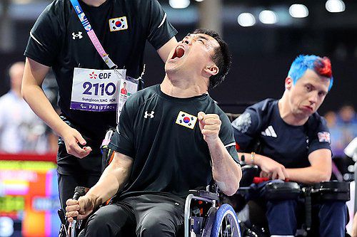 환호하는 정성준(파리=연합뉴스) 2일(한국시간) 프랑스 파리 사우스 아레나1에서 열린 2024 파리 패럴림픽 보치아 남자 개인(스포츠등급 BC1) 결승에서 정성준이 환호하고 있다.     정성준은 이날 결승에서 홍콩의 존 러웅에게 4엔드 합산 점수 1-4(0-2 0-1 0-1 1-0)로 패하며 은메달을 목에 걸었다. 2024.9.2 [대한장애인체육회 제공. 재판매 및 DB 금지] photo@yna.co.kr