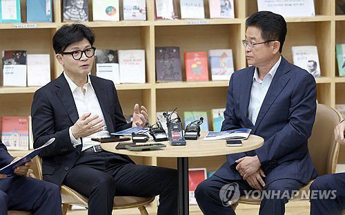 면담 갖는 한동훈 대표와 이철우 경북도지사(구미=연합뉴스) 윤관식 기자 = 국민의힘 한동훈 대표(왼쪽)와 이철우 경북도지사가 3일 오후 경북 구미시 새마을테마공원 새마을재단 북카페에서 면담을 갖고 있다. 2024.9.3 psik@yna.co.kr
