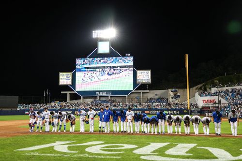 승리 후 팬들에게 감사 인사하는 삼성 선수단[삼성 라이온즈 제공. 재판매 및 DB 금지]