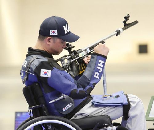 호흡 다듬는 박진호(샤토루[프랑스]=연합뉴스) 공동취재단 = 장애인 사격 박진호가 3일(한국시간) 프랑스 샤토루 슈팅센터에서 열린 사격 R7 남자 50ｍ 소총 3자세(스포츠등급 SH1) 결선에서 호흡을 다듬고 있다.
