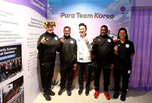 코리아 하우스 방문한 바누아투 창 던지기 선수 켄 카후(파리=연합뉴스) 공동취재단 = 바누아투 장애인 창 던지기 선수 켄 카후(왼쪽에서 두 번째)가 3일(현지시간) 프랑스 파리 코리아 하우스를 방문해 자신을 지원해준 배동현(가운데) BDH재단 이사장겸 한국 선수단장과 기념사진을 찍고 있다.