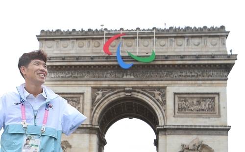 개선문 앞에 선 '철인' 김황태(파리=연합뉴스) '철인' 김황태가 3일(현지시간) 프랑스 파리 개선문 앞에서 기념 촬영을 하고 있다. [대한장애인체육회 제공. 재판매 및 DB금지]