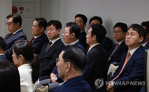 윤석열 대통령 국정브리핑 및 기자회견에 배석한 참모진(서울=연합뉴스) 홍해인 기자 = 29일 오전 서울 용산 대통령실 청사 브리핑실에서 열린 윤석열 대통령의 '국정브리핑 및 기자회견'에 정진석 대통령 비서실장 등 참모진이 배석해 있다.      앞줄 왼쪽부터 정진석 대통령 비서실장, 신원식 국가안보실장, 성태윤 정책실장, 홍철호 정무수석, 이도운 홍보수석, 김주현 민정수석. 2024.8.29 hihong@yna.co.kr