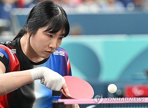 결승경기 펼치는 서수연(파리=연합뉴스) 장애인 탁구 대표팀 서수연이 30일(현지시간) 프랑스 파리 사우스 파리 아레나에서 열린 2024 파리 패럴림픽 탁구 여자 복식 WD5 결승전에서 중국 류진, 쉬에쥐앤 조를 상대로 경기를 펼치고 있다. 2024.8.31  [사진공동취재단] photo@yna.co.kr