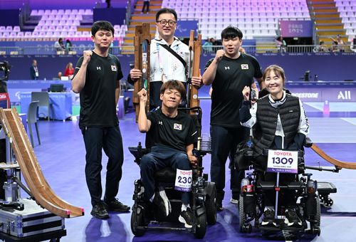 결승 진출한 보치아 정호원과 강선희(파리=연합뉴스) 공동취재단 = 보치아 정호원(아랫줄 왼쪽)과 강선희(아랫줄 오른쪽)가 4일(현지시간) 프랑스 파리 사우스 아레나1에서 열린 2024 파리 패럴핌픽 보치아 혼성페어(스포츠등급 BC3) 아르헨티나와 준결승전에서 승리한 뒤 포즈를 취하고 있다.