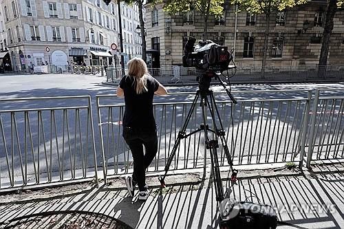 엘리제궁 근처에서 총리 임명 발표 기다리는 언론인[AFP 연합뉴스 자료사진. 재판매 및 DB 금지]