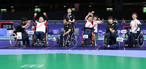 보치아 동메달 결정전, 한일의 희비(파리=연합뉴스) 공동취재단 = 한국 보치아 혼성 대표팀이 5일(현지시간) 프랑스 파리 사우스 아레나1에서 열린 2024 파리 패럴림픽 일본과의 3위 결정전에서 패한 뒤 아쉬워하고 있다. 검은색 유니폼이 한국 대표팀.