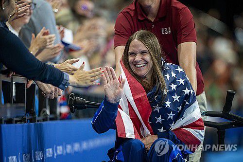 관중들의 축하를 받는 크로슬리[AP=연합뉴스 자료사진]