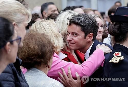 떠나는 아탈 전 총리(파리 로이터=연합뉴스) 가브리엘 아탈 전 총리가 5일(현지시간) 총리실을 떠나며 직원들과 인사하고 있다. 2024.09.05.