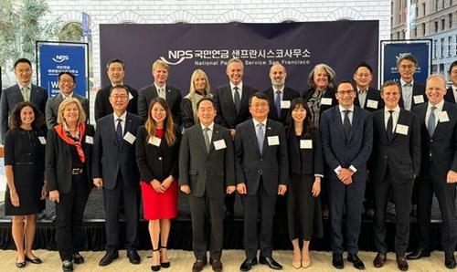 국민연금, 샌프란시스코사무소 개소(샌프란시스코=연합뉴스) 김태종 특파원 = 5일(현지시간) 미국 샌프란시스코에서 열린 국민연금 샌프란시스코사무소 개소식에서 김태현 국민연금 이사장(왼쪽 다섯번째)과 제니 존슨 프랭클린 템플턴 최고경영자(CEO·왼쪽 두번째), 조나단 그레이 블랙스톤 최고운영책임자(COO·오른쪽 세번째), 주샌프란시스코 임정택 총영사관(오른쪽 다섯번째) 등 참석자들이 기념촬영을 하고 있다. 2024. 9. 6. taejong75@yna.co.kr