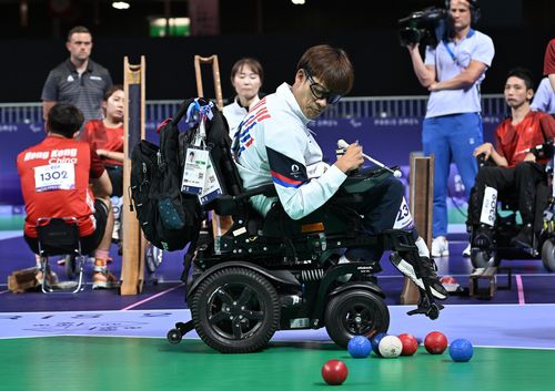 공 확인하는 정호원(파리=연합뉴스) 공동취재단 = 정호원이 6일(한국시간) 프랑스 파리 사우스 파리 아레나1에서 열린 2024 파리 패럴림픽 보치아 혼성페어 결승에서 공을 확인하고 있다.