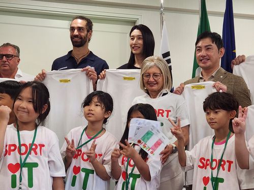 이탈리아 스포츠의 날 행사에 참석한 김연경과 박성백(서울=연합뉴스) 하남직 기자 = 김연경(뒷줄 가운데)과 박성백(뒷줄 오른쪽)이 6일 서울시 용산구에 있는 주한 이탈리아 대사관저에서 열린 '이탈리아 스포츠의 날' 행사에 참석해 가토 주한 이탈리아 대사, 마장 초등학교 학생들과 기념 촬영하고 있다.