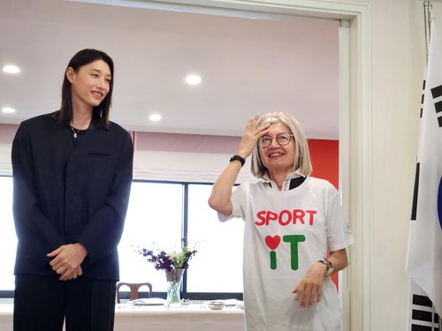 김연경과 가토 주한 이탈리아 대사(서울=연합뉴스) 하남직 기자 = 에밀리아 가토(오른쪽) 주한 이탈리아 대사가 6일 서울시 용산구에 있는 주한 이탈리아 대사관저에서 열린 '이탈리아 스포츠의 날' 행사에서 김연경을 소개하고 있다.