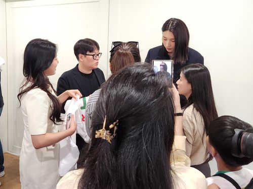 사인해 주는 김연경(서울=연합뉴스) 하남직 기자 = 김연경(오른쪽)이 6일 서울시 용산구에 있는 주한 이탈리아 대사관저에서 열린 '이탈리아 스포츠의 날' 행사 참석해 팬들의 사인 요청에 응하고 있다.