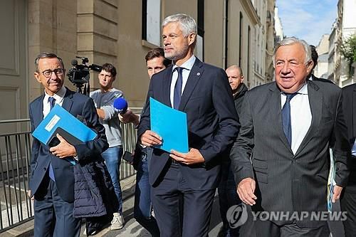 총리 회동가는 프랑스 공화당 지도자들(파리 AFP=연합뉴스) 프랑스 우파 공화당 지도자들이 6일(현지시간) 미셸 바르니에 신임 총리와 정부 구성 방향을 논의하기 위해 총리실로 향하고 있다. 2024.09.06.