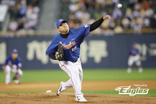 역투하는 류현진(서울=연합뉴스) 한화 이글스 류현진이 6일 서울시 잠실구장에서 열린 프로야구 LG 트윈스와 방문 경기에 선발 등판해 역투하고 있다. [한화 이글스 제공. 재판매 및 DB금지]