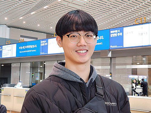 인터뷰하는 이우진(영종도=연합뉴스) 하남직 기자 = 한국 고교생 중 최초로 유럽프로배구에 직행한 이우진이 15일 이탈리아로 떠나기 전, 인천국제공항에서 연합뉴스와 인터뷰하고 있다. 2023.11.15 jiks79@yna.co.kr