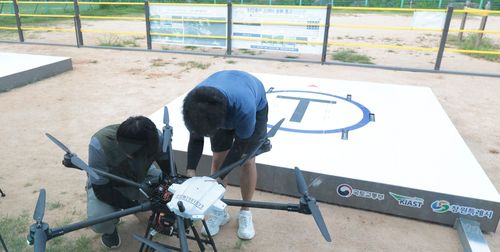 드론 점검하는 개발사 직원들[촬영 정종호]