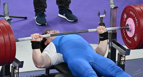 있는 힘을 다해(파리=연합뉴스) 공동취재단 = 장애인 역도의 간판 김규호가 6일(현지시간) 프랑스 파리 포르트드라샤펠 경기장에서 열린 파리 패럴림픽 역도(파워리프팅) 남자 80㎏급에서 역기를 들어 올리고 있다.