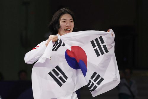 태극기 흔드는 권효경(파리=연합뉴스) 공동취재단 = 권효경이 7일(한국시간) 프랑스 파리 그랑팔레에서 열린 2024 파리 패럴림픽 휠체어펜싱 여자 개인전 에페(스포츠등급 A)에서 은메달을 딴 뒤 태극기를 흔들고 있다.