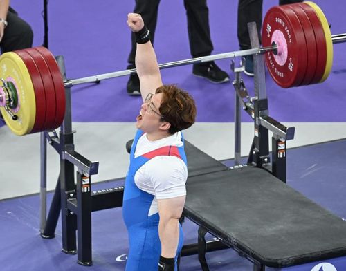 환호하는 김규호(파리=연합뉴스) 공동취재단 = 장애인 역도 김규호가 7일(한국시간) 프랑스 파리 포르트드라샤펠 경기장에서 열린 2024 파리 패럴림픽 역도(파워리프팅) 남자 80㎏급 경기 1차 시기를 성공한 뒤 환호하고 있다.