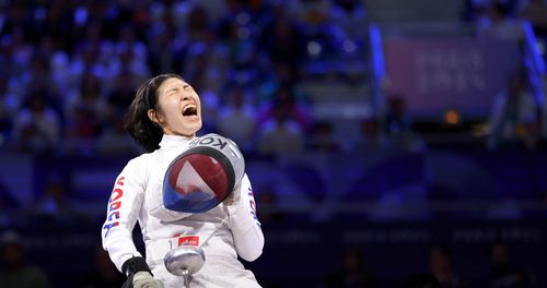 포효하는 권효경(파리=연합뉴스) 공동취재단 = 권효경이 7일(한국시간) 프랑스 파리 그랑팔레에서 열린 2024 파리 패럴림픽 휠체어펜싱 여자 개인전 에페(스포츠등급 A) 결승에서 중국의 천위앤둥에게 득점한 뒤 포효하고 있다.