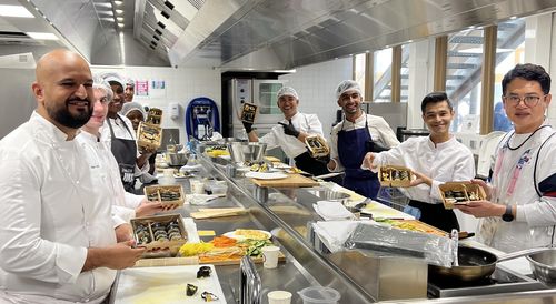 프랑스에서 열린 한식 조리교육(서울=연합뉴스) 6일(현지시간) 프랑스 파리 인근 몽트뢰유의 레 퀴스토 미카토에서 열린 한식 조리교육 행사에 참여한 난민 요리학교 학생들이 자신들이 만든 김밥을 들고 기념촬영하고 있다. [대한장애인체육회 제공. 재판매 및 DB금지]