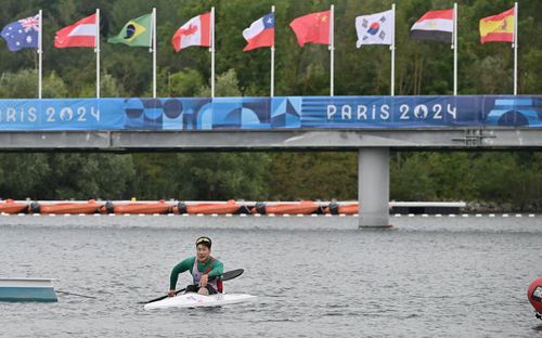 경기 마친 최용범(베르쉬르마른[프랑스]=연합뉴스) 공동취재단 = 장애인 카누 국가대표 최용범이 7일(한국시간) 프랑스 베르 쉬르 마른의 스타드 노티크에서 열린 2024 파리 패럴림픽 카누(스포츠 등급 KL3) 남자 카약 200ｍ 결선을 마치고 숨을 돌리고 있다.