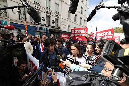 고등학생도 시위 동참(파리 AFP=연합뉴스) 프랑스 전국 중등학생 연합회장(가운데)이 파리 바스티유 광장에서 열린 정부 항의 시위에서 기자들에게 발언하고 있다. 2024.09.07.