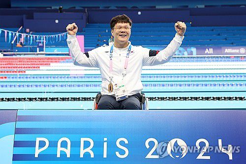 기념 촬영하는 패럴림픽 수영 국가대표 조기성(서울=연합뉴스) 파리 패럴림픽에 출전하는 한국 수영 대표팀 조기성이 지난 27일(현지시간) 프랑스 파리 라데팡스 아레나에서 기념 촬영하고 있다. 2024.8.28 [대한장애인체육회 제공. 재판매 및 DB 금지] photo@yna.co.kr