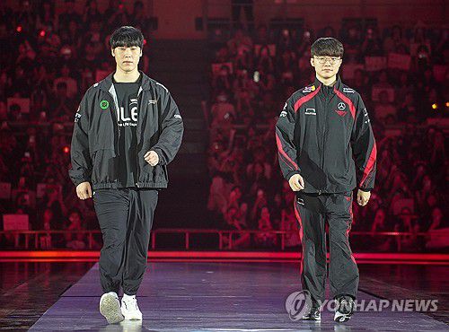 '미드 책임진다' 입장하는 제카-페이커(경주=연합뉴스) 김주환 기자 = 7일 경북 경주실내체육관에서 열린 2024 LCK 서머 결승 진출전 한화생명e스포츠와 T1의 경기.     경기 시작에 앞서 미드 라이너인 한화생명 '제카' 김건우(왼쪽)와 T1 주장 '페이커' 이상혁이 입장하고 있다. 2024.9.7 jujuk@yna.co.kr