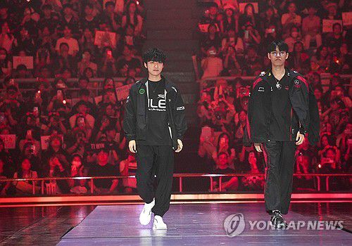 입장하는 정글러 피넛과 오너(경주=연합뉴스) 김주환 기자 = 7일 경북 경주실내체육관에서 열린 2024 LCK 서머 결승 진출전 한화생명e스포츠와 T1의 경기.     경기 시작에 앞서 정글러인 한화생명 주장 '피넛' 한왕호(왼쪽)와 T1 '오너' 문현준이 입장하고 있다. 2024.9.7 jujuk@yna.co.kr