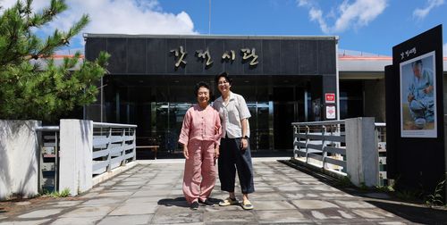 어머니에서 딸로 대를 이은 갓일(제주=연합뉴스) 변지철 기자 = 어머니 장순자(84, 왼쪽) 국가무형유산 갓일·양태 기능보유자와 그의 딸 양금미(48) 이수자가 지난 8월 30일 제주시 조천읍 교래리에 위치한 갓 전시관 앞에서 인터뷰한 뒤 기념촬영을 하고 있다. 2024.9.8