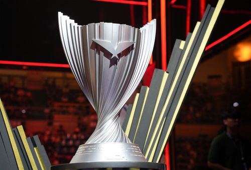 2024 LCK 서머 우승 트로피    (경주=연합뉴스) 김주환 기자 = 2024 LCK 서머 결승전이 열린 8일 오후 경주 경주실내체육관 중앙 무대에 우승 트로피가 놓여 있다. 2024.9.8 jujuk@yna.co.kr