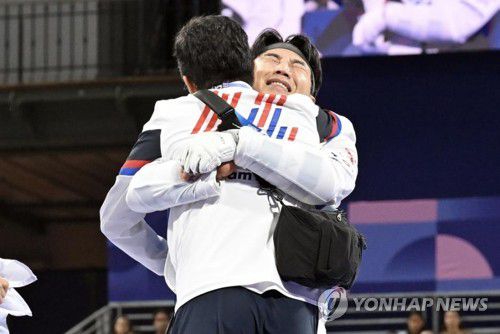 주정훈 (2024.9.1)(파리=연합뉴스) 공동취재단 = 장애인 태권도 주정훈(왼쪽)이 1일(한국시간) 프랑스 파리 그랑팔레에서 열린 2024 파리 패럴림픽 태권도 남자 80㎏급 스포츠등급 K44 동메달 결정전에서 승리한 뒤 눈물을 흘리고 있다. 2024.9.1.