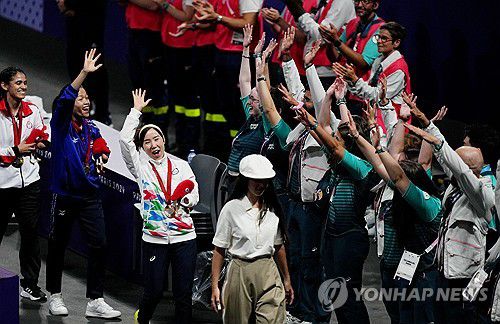 자원봉사자의 환호에 답하는 쿠다다디(아랫줄 가운데)[로이터=연합뉴스 자료사진]