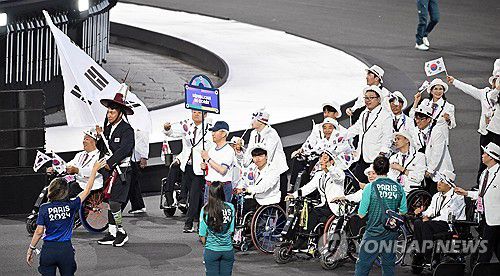 파리 패럴림픽 대한민국 선수단 입장(서울=연합뉴스) 28일(현지시간) 프랑스 파리 콩코드 광장에서 열린 2024 파리 패럴림픽 개막식에서 기수 최용범(카누)을 선두로 대한민국 선수단이 입장하고 있다. 2024.8.29 [사진공동취재단] photo@yna.co.kr
