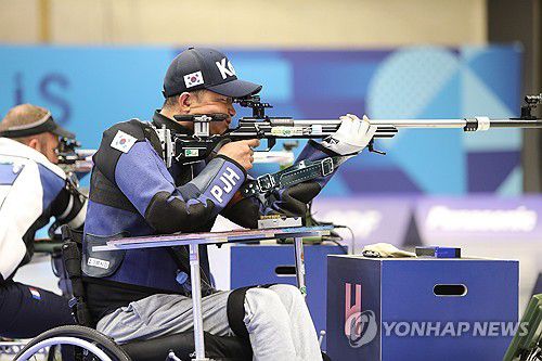 조준하는 박진호(서울=연합뉴스) 박진호가 지난 5일(한국시간) 프랑스 샤토루 슈팅센터에서 열린 파리 패럴림픽 사격 R6 혼성 50ｍ 소총 복사(스포츠 등급 SH1) 결선에서 조준하고 있다. 2024.9.6 [대한장애인체육회 제공. 재판매 및 DB금지] photo@yna.co.kr