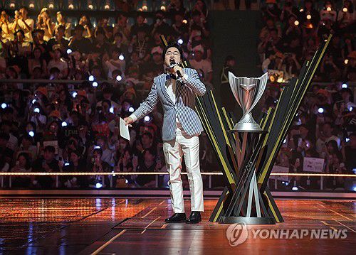 "결승전 시작하겠습니다"(경주=연합뉴스) 김주환 기자 = 8일 경북 경주시 경주실내체육관에서 열린 2024 LCK 서머 결승전 개막 행사에서 전용준 캐스터가 사회를 보고 있다. 2024.9.8 jujuk@yna.co.kr