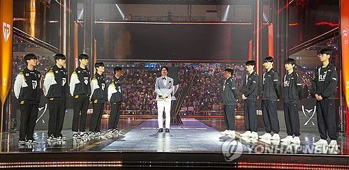 2024 LCK 서머 결승전 개막 행사(경주=연합뉴스) 김주환 기자 = 8일 경북 경주시 경주실내체육관에서 열린 2024 LCK 서머 결승전 개막 행사에서 젠지 e스포츠와 한화생명e스포츠 선수단이 나란히 서있다. 가운데는 사회자를 맡은 전용준 캐스터. 2024.9.8 jujuk@yna.co.kr