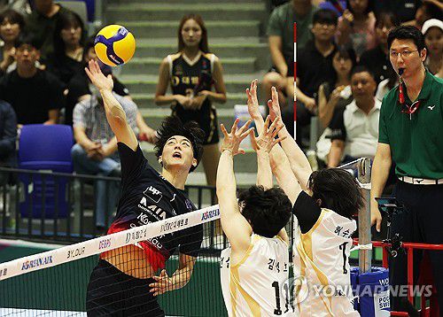 공격하는 이우진(수원=연합뉴스) 홍기원 기자 = 8일 오후 경기도 수원실내체육관에서 열린 '2024 한국-이탈리아 남자배구 글로벌 슈퍼매치' 팀 코보(KOVO)와 베로 발리 몬차의 경기. 몬차 이우진이 공격하고 있다. 2024.9.8 xanadu@yna.co.kr