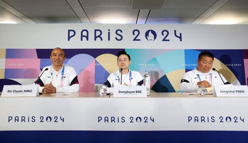 파리 패럴림픽 결산 기자회견(파리=연합뉴스) 공동취재단 = 정진완 대한장애인체육회장과 배동현 선수단장, 박종철 총감독(왼쪽부터)이 8일(현지시간) 프랑스 파리 인근 오베르빌리에 메인미디어센터(MPC)에서 열린 2024 파리 패럴림픽 한국 선수단 결산 기자회견에서 질문을 받고 있다.