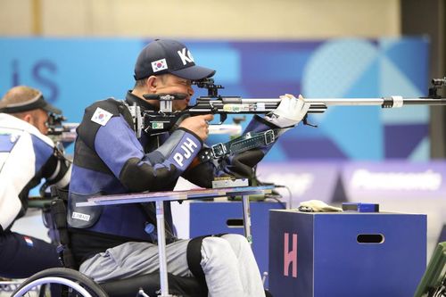 조준하는 박진호(샤토루[프랑스]=연합뉴스) 공동취재단 = 장애인 사격 박진호가 3일(한국시간) 프랑스 샤토루 슈팅센터에서 열린 사격 R7 남자 50ｍ 소총 3자세(스포츠등급 SH1) 결선에서 조준하고 있다.