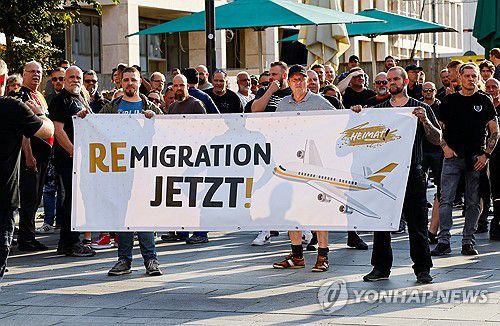 난민 '재이주' 요구하는 시위대[로이터 연합뉴스 자료사진. 재판매 및 DB 금지]