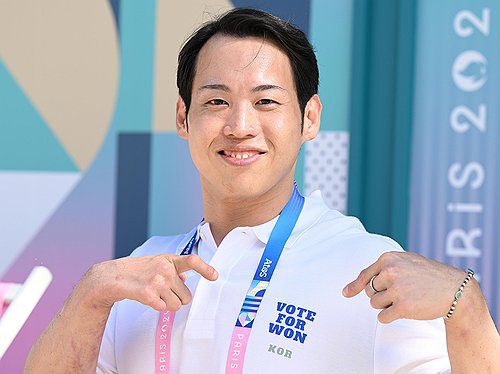 IPC 선수위원에 도전하는 원유민(파리=연합뉴스) 파리 공동취재단 = 장애인 노르딕스키 국가대표 원유민이 지난 26일(한국시간) 프랑스 파리 2024 파리 패럴림픽대회 선수촌에서 국제패럴림픽위원회(IPC) 선수위원 선거 유세 문구가 적힌 티셔츠를 보여주고 있다. 2024.8.27 photo@yna.co.kr