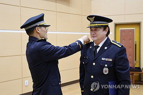 가수 나팔박 동해해경청 홍보대사 임명(동해=연합뉴스) 동해지방해양경찰청은 10일 유튜버 겸 연주자이며 트로트 가수인 삼척 출신 나팔박을 홍보대사로 임명하는 위촉식을 하고 있다. 2024.9.10 [동해지방해양경찰청 제공. 재판매 및 DB 금지] yoo21@yna.co.kr